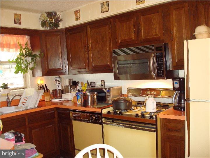 411 Glendale Road Upper Darby, PA 19082 - Photo 7 of 14 Kitchen