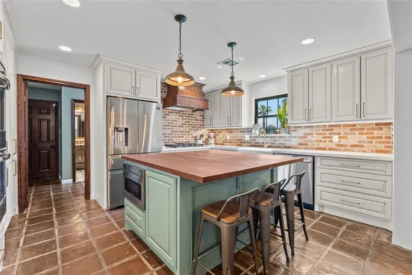 $725,000 | 10 Colony Park Drive, Galveston, TX 77551
