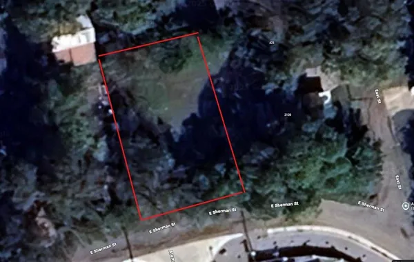 a view of backyard of the house