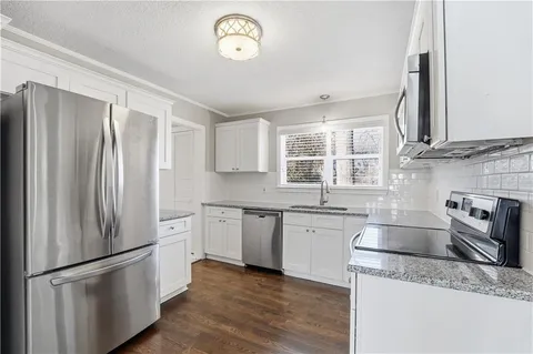 $319,950 | 2512 West 77th Street, Prairie Village, KS 66208