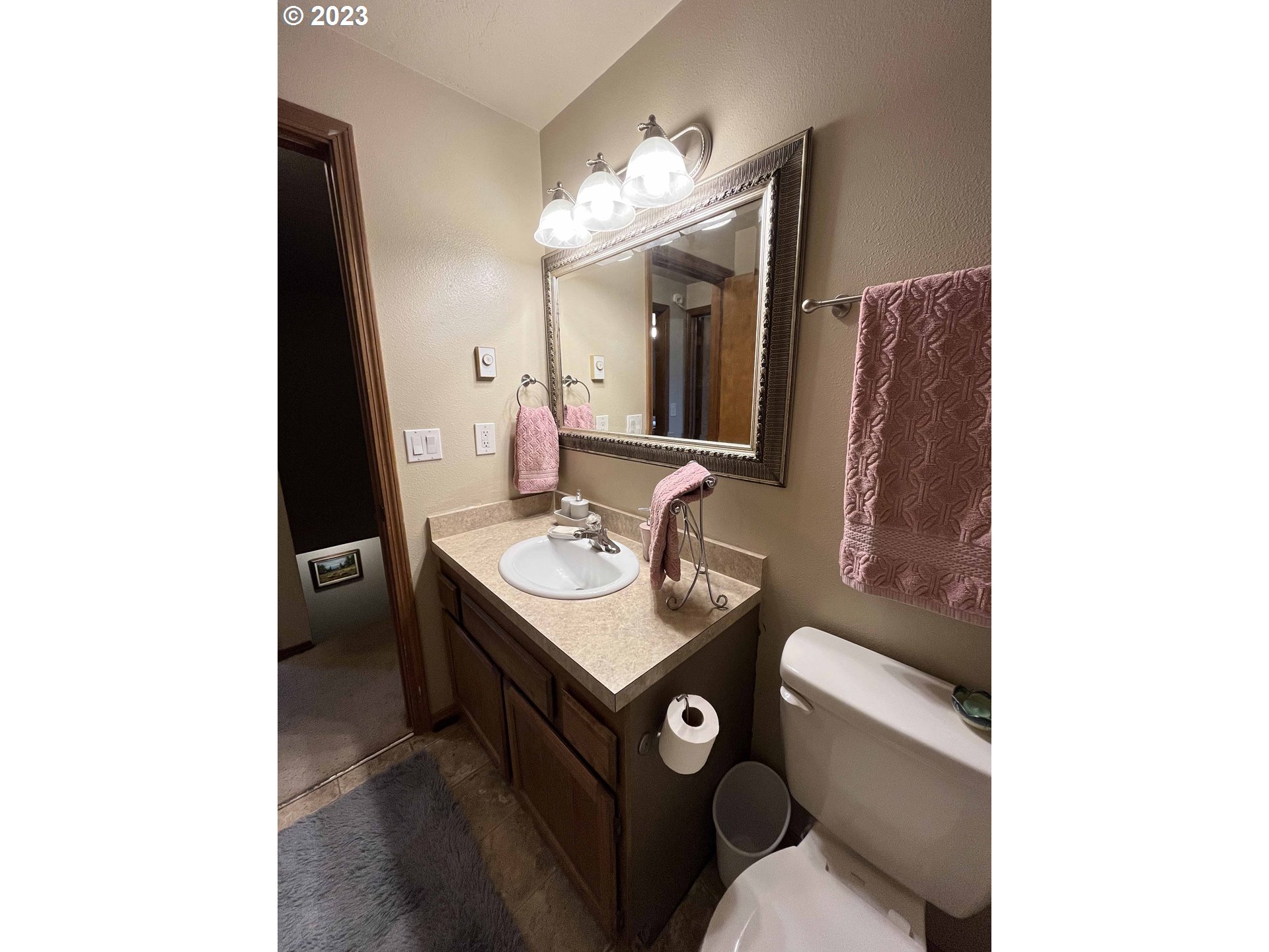 1340 9th Street, Unit 4 Florence, OR 97439 - Photo 20 of 31 a bathroom with a sink and a mirror