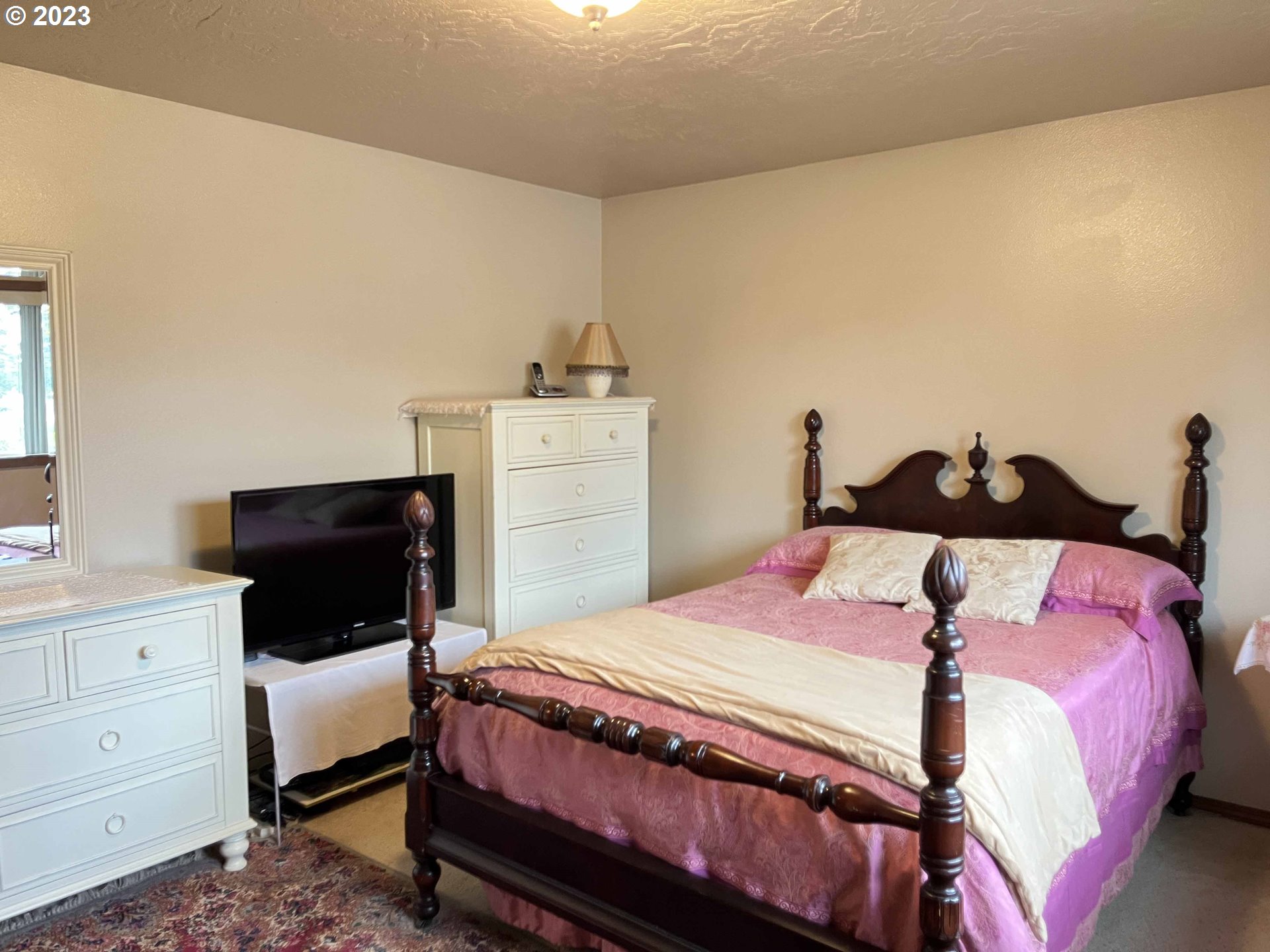 1340 9th Street, Unit 4 Florence, OR 97439 - Photo 25 of 31 a bedroom with a bed and a closet