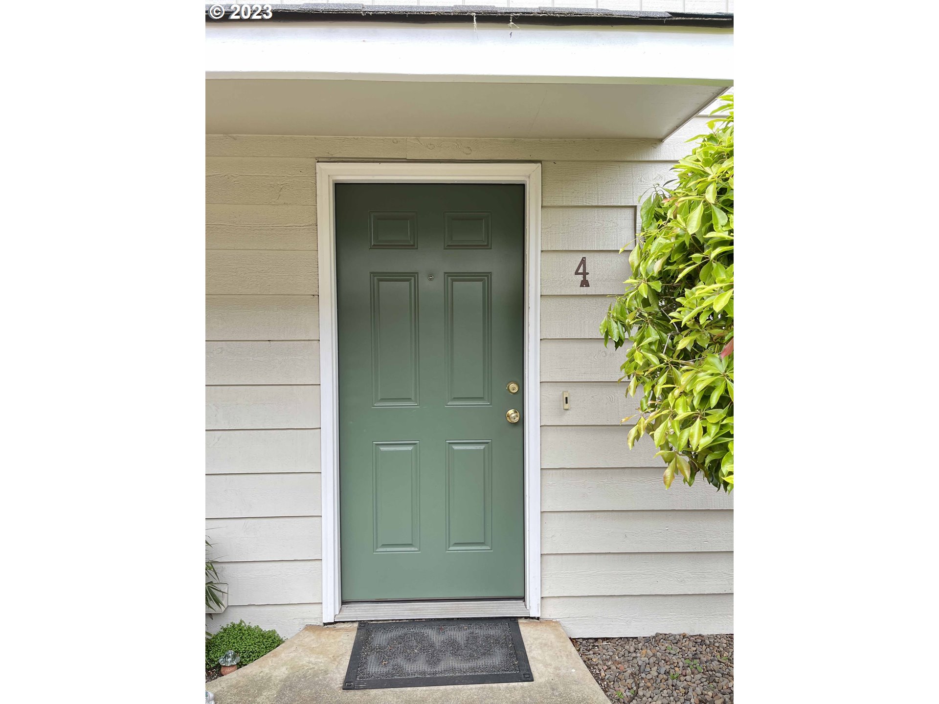 1340 9th Street, Unit 4 Florence, OR 97439 - Photo 3 of 31 a front view of a house