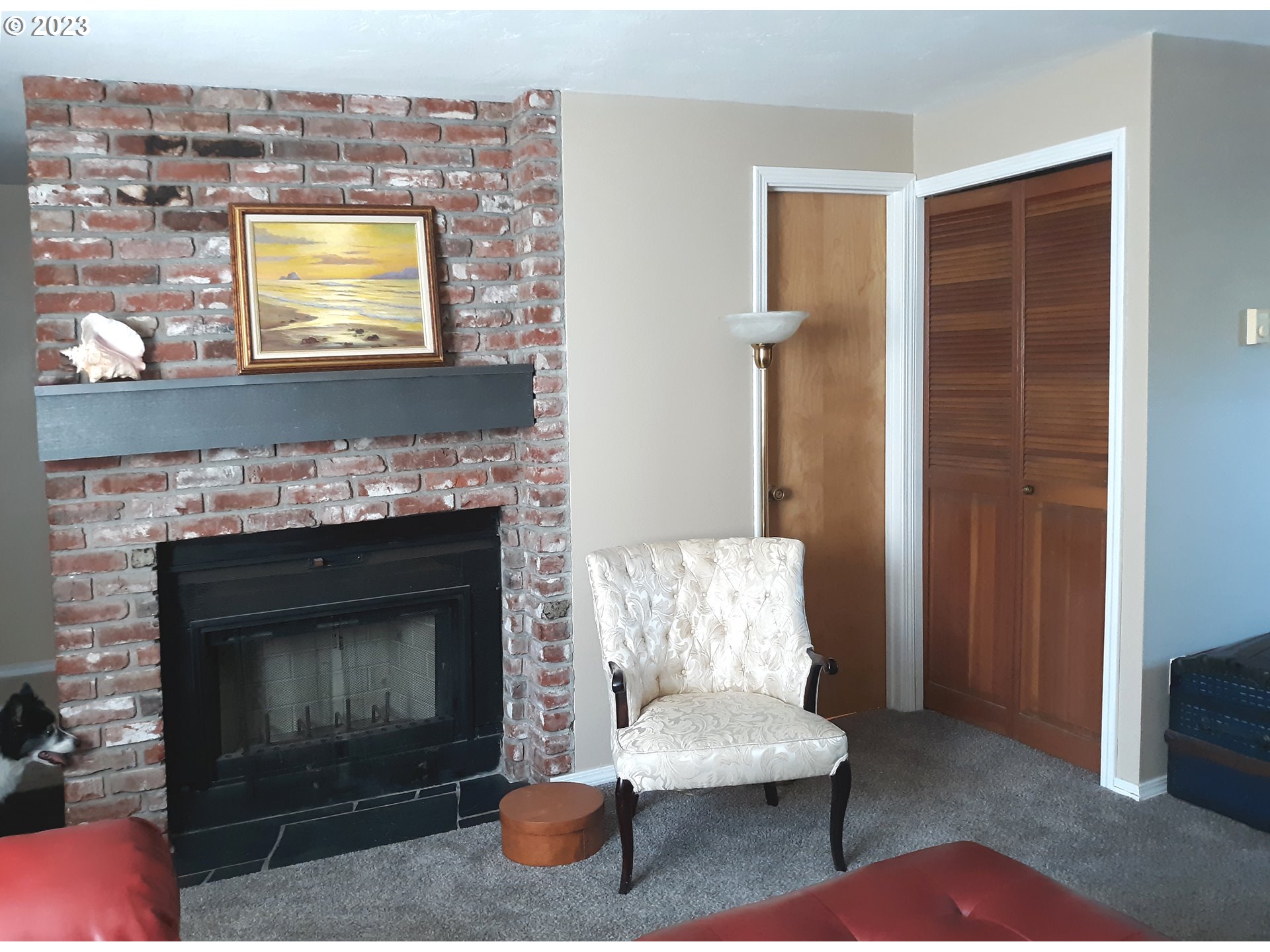 1340 9th Street, Unit 4 Florence, OR 97439 - Photo 4 of 31 a living room with furniture and a fireplace