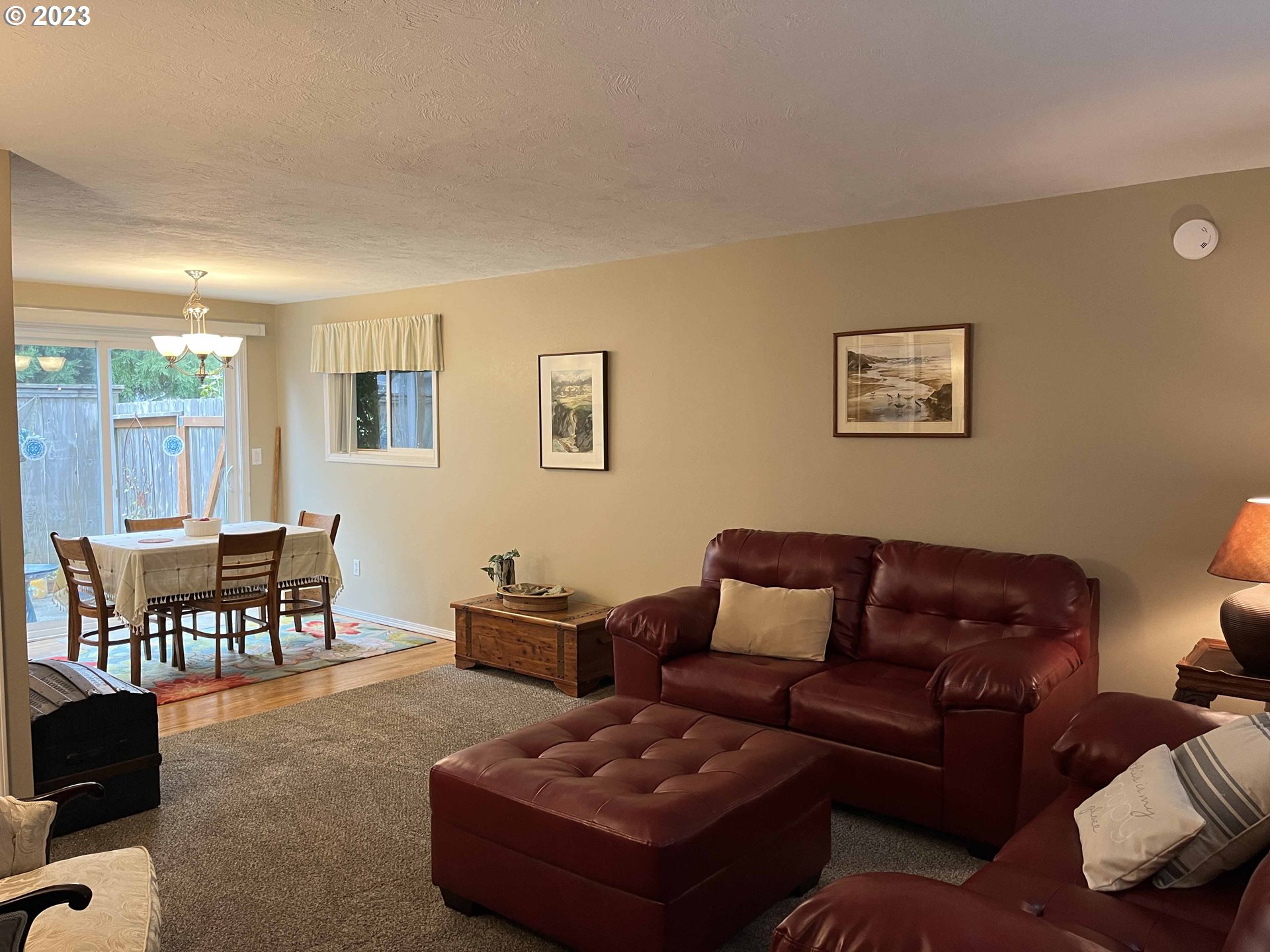 1340 9th Street, Unit 4 Florence, OR 97439 - Photo 5 of 31 a living room with furniture