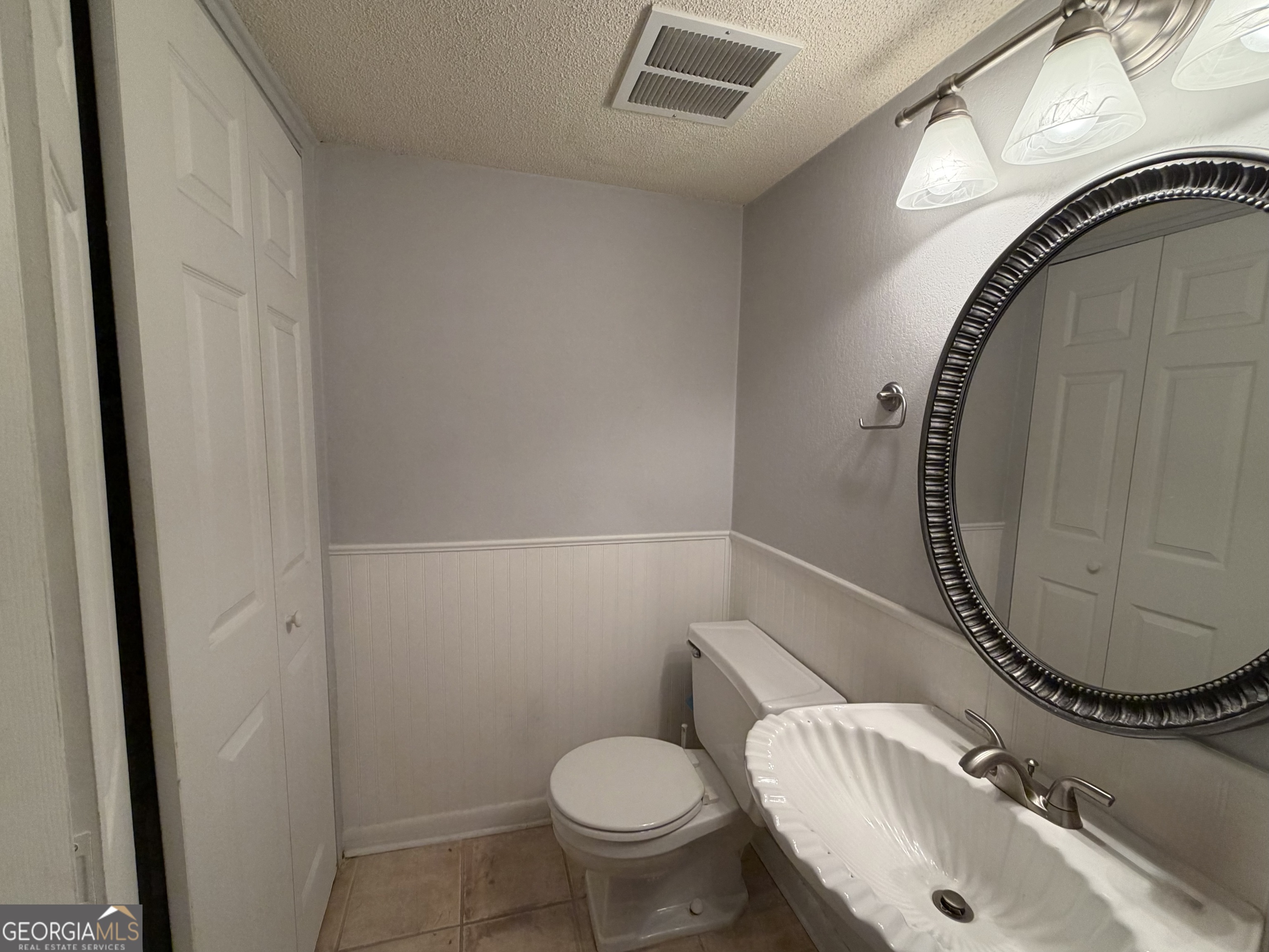 6900 Roswell Road Atlanta, GA 30328 - Photo 7 of 19 a bathroom with a sink and a mirror