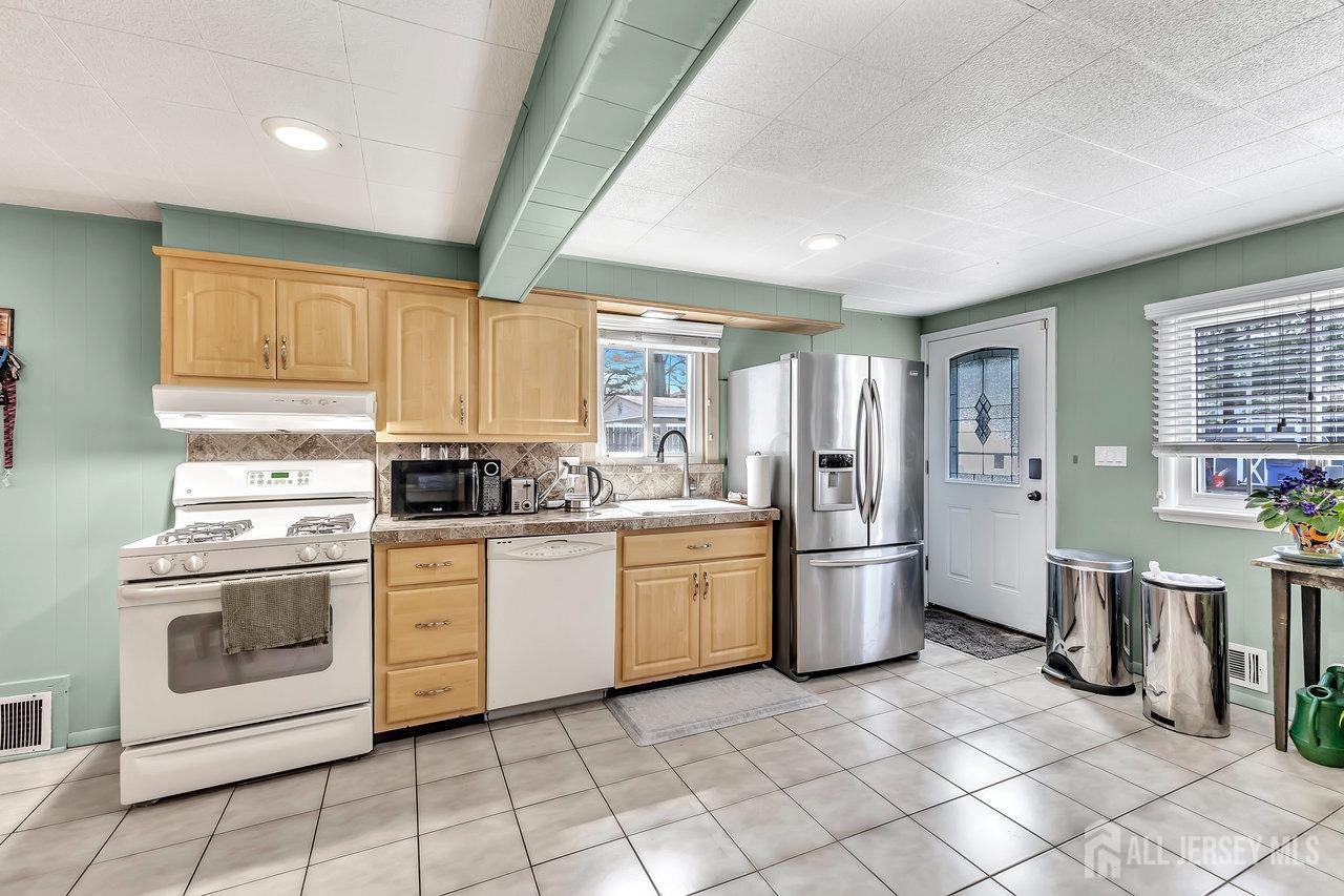 123 Highfield Road Colonia, NJ 07067 - Photo 8 of 30 a kitchen with a stove a sink and a refrigerator