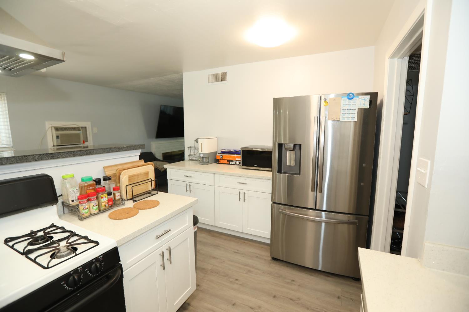 2343 Thompson Way Sacramento, CA 95822 - Photo 4 of 22