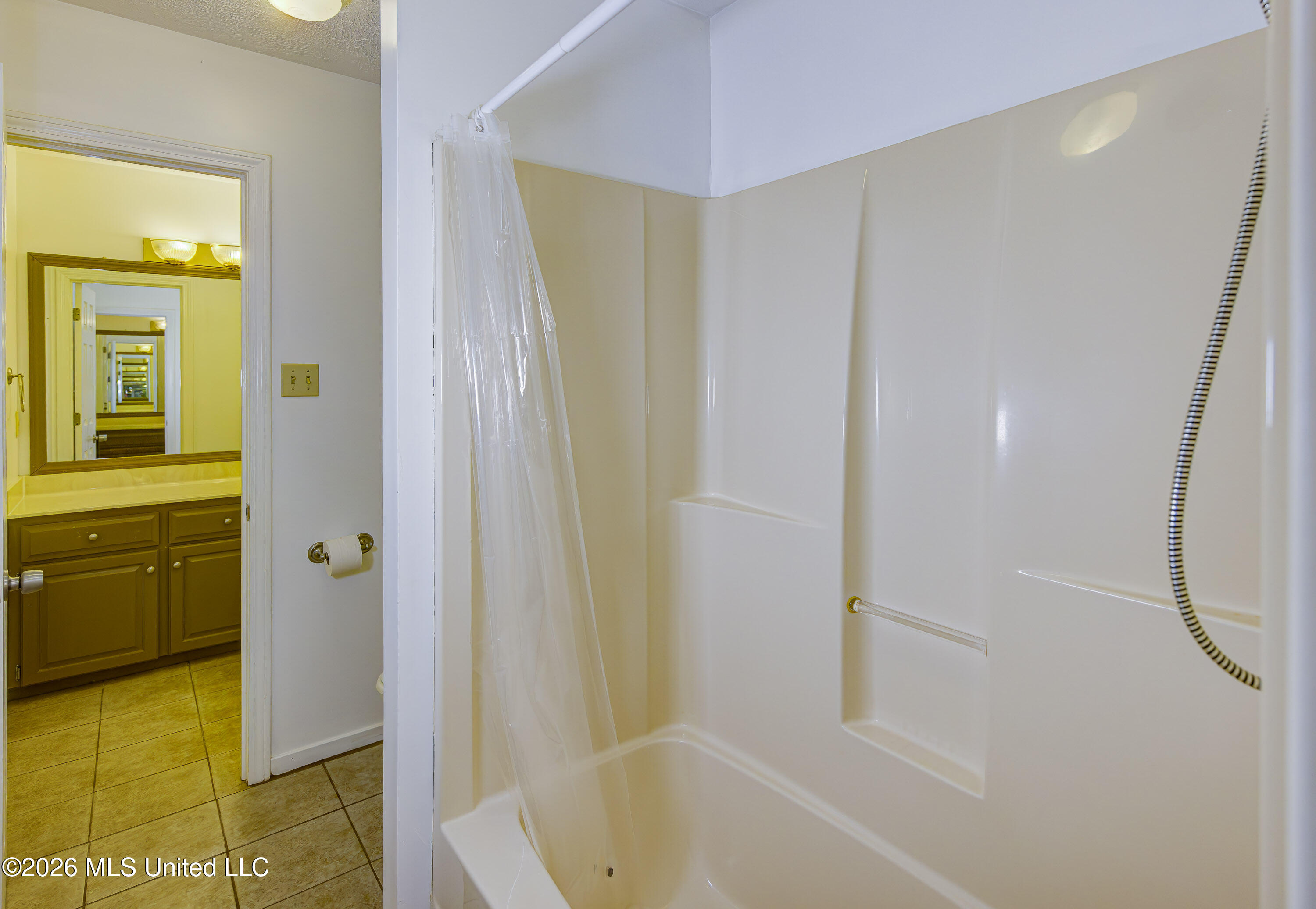 6003 Queens Point Vicksburg, MS 39180 - Photo 33 of 47 Shared Second Bath 2