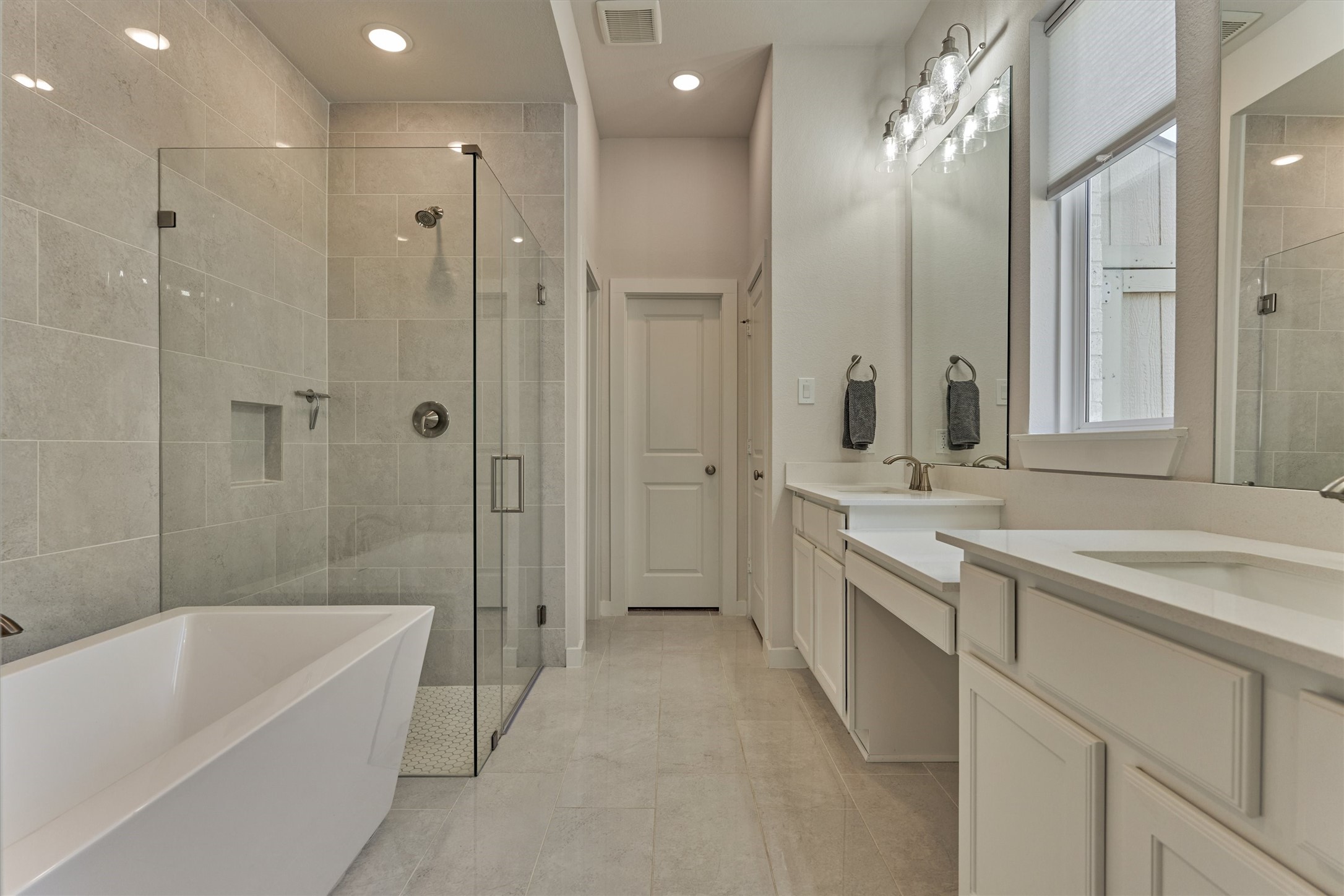 335 Samuels Link Lane Montgomery, TX 77316 - Photo 17 of 45 a bathroom with a tub a sink shower and mirror