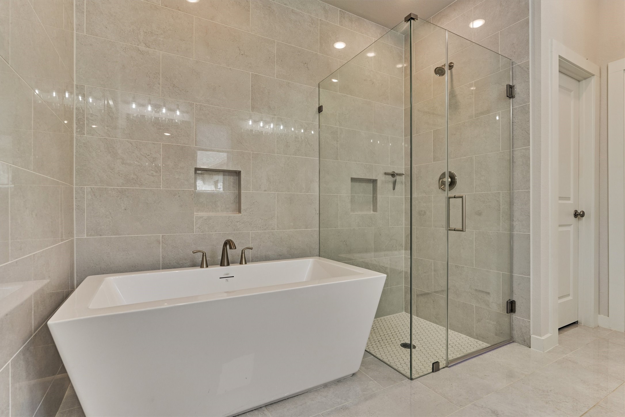 335 Samuels Link Lane Montgomery, TX 77316 - Photo 18 of 45 a bathroom with a bathtub and a shower