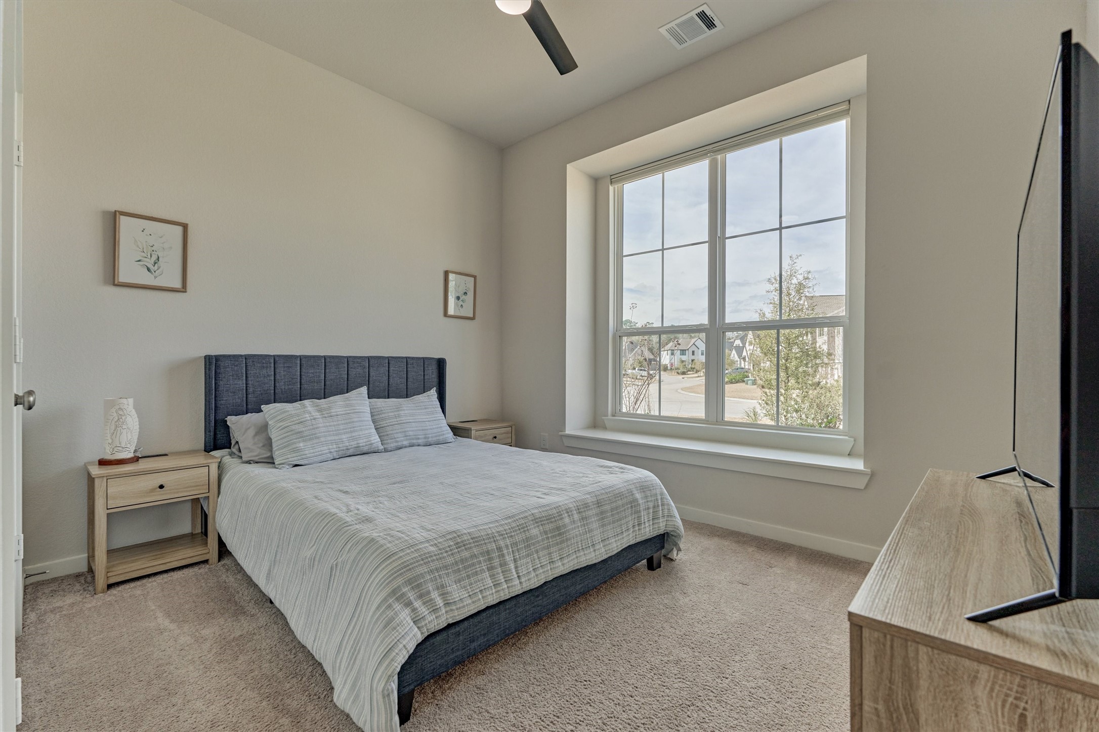 335 Samuels Link Lane Montgomery, TX 77316 - Photo 5 of 45 a large bed sitting in a bedroom next to a window