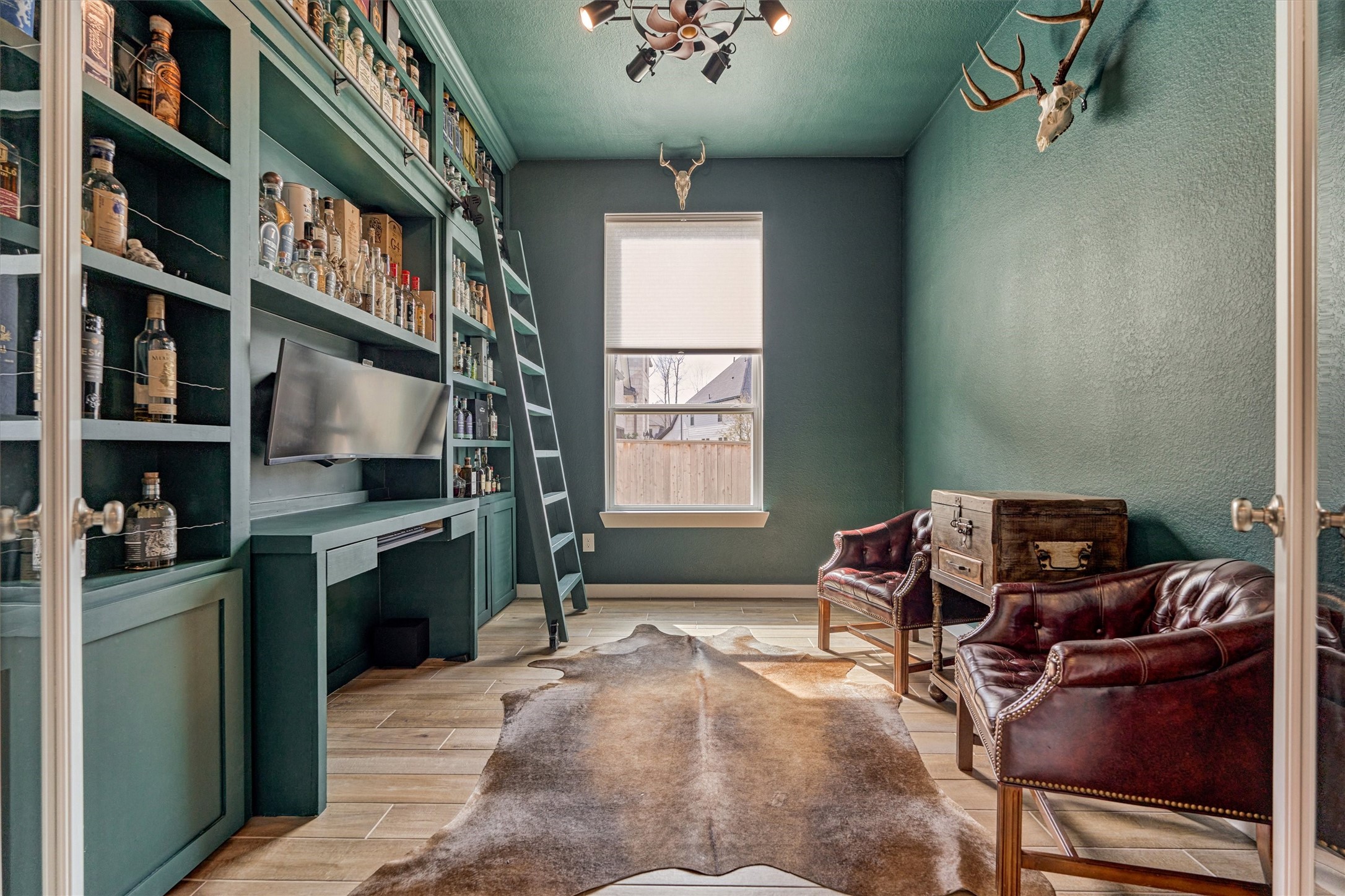 335 Samuels Link Lane Montgomery, TX 77316 - Photo 7 of 45 a room with furniture cabinets and a window