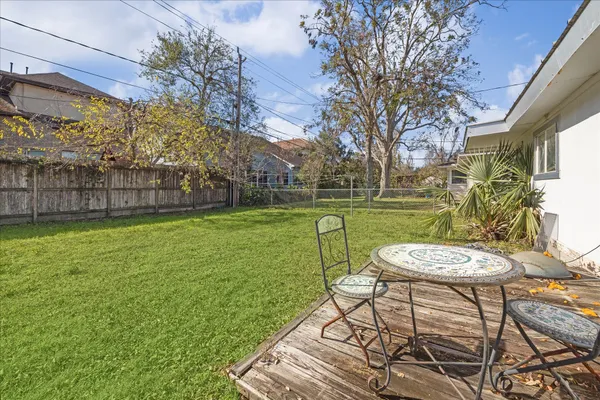 $2,250 | 5125 Maple Street, Bellaire, TX 77401