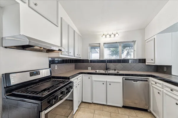 $2,250 | 5125 Maple Street, Bellaire, TX 77401