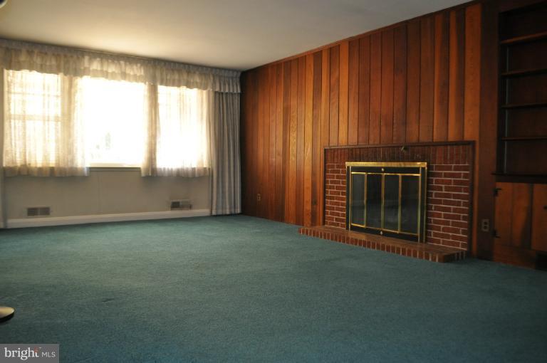 7915 Ruxway Road Towson, MD 21204 - Photo 5 of 14 an empty room with windows