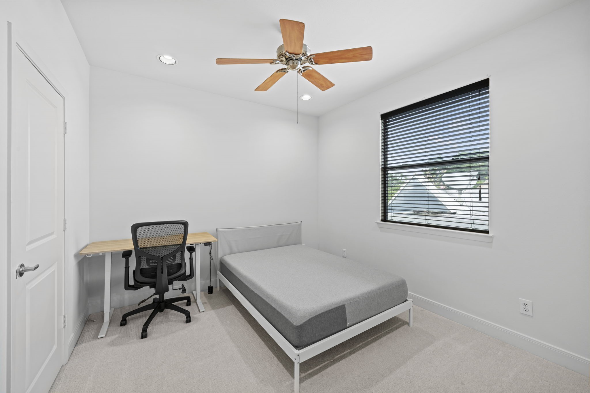 2413 Ralph Street, Unit 9 Houston, TX 77006 - Photo 18 of 19 Bedroom 3 with walk-in closet and ensuite bathroom