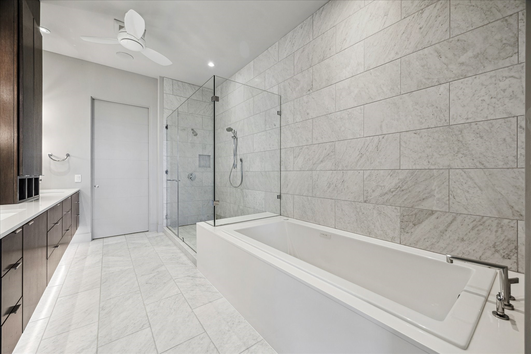 3331 D'Amico Street, Unit 1003 Houston, TX 77019 - Photo 23 of 46 a spacious bathroom with a bathtub and a shower