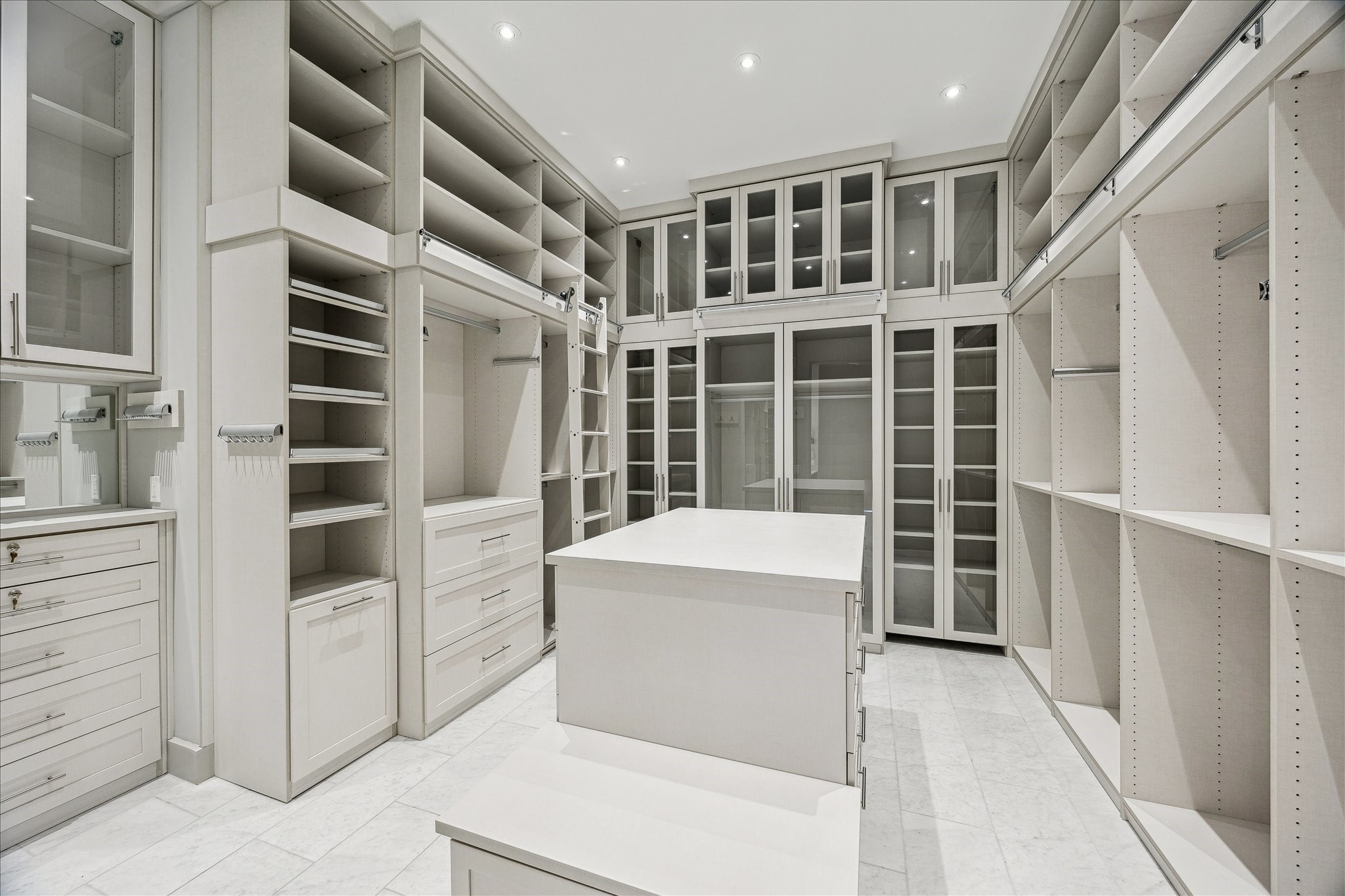 3331 D'Amico Street, Unit 1003 Houston, TX 77019 - Photo 24 of 46 a view of living room with furniture and windows