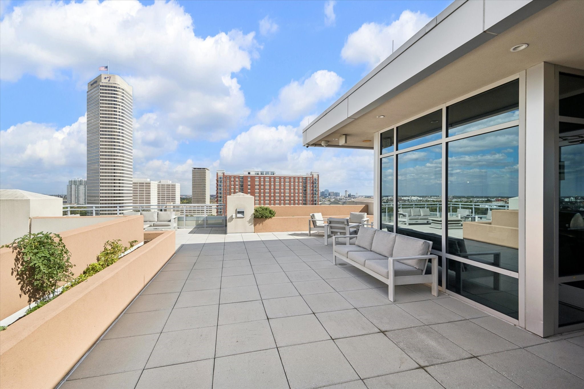 3331 D'Amico Street, Unit 1003 Houston, TX 77019 - Photo 42 of 46 a view of kitchen with living room and chandelier