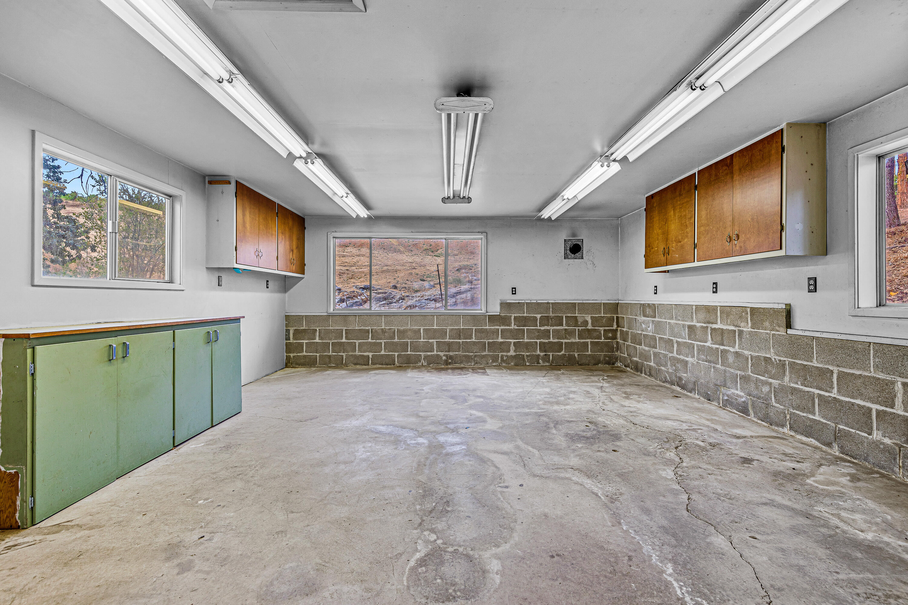 1865 Old Military Road Central Point, OR 97502 - Photo 54 of 77 a view of an empty room with window and cabinet
