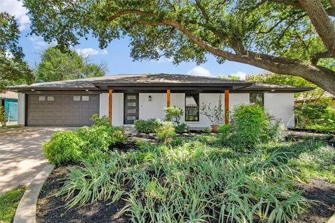 front view of house with a yard