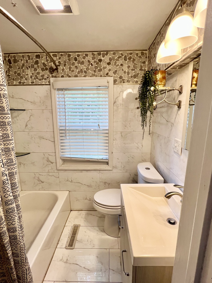 564 Mann Place Elgin, IL 60120 - Photo 16 of 28 a bathroom with a sink toilet and shower