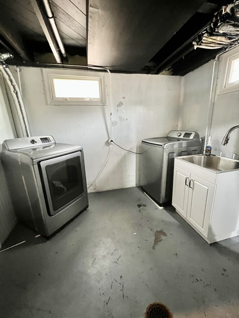 564 Mann Place Elgin, IL 60120 - Photo 24 of 28 a utility room with dryer and washer