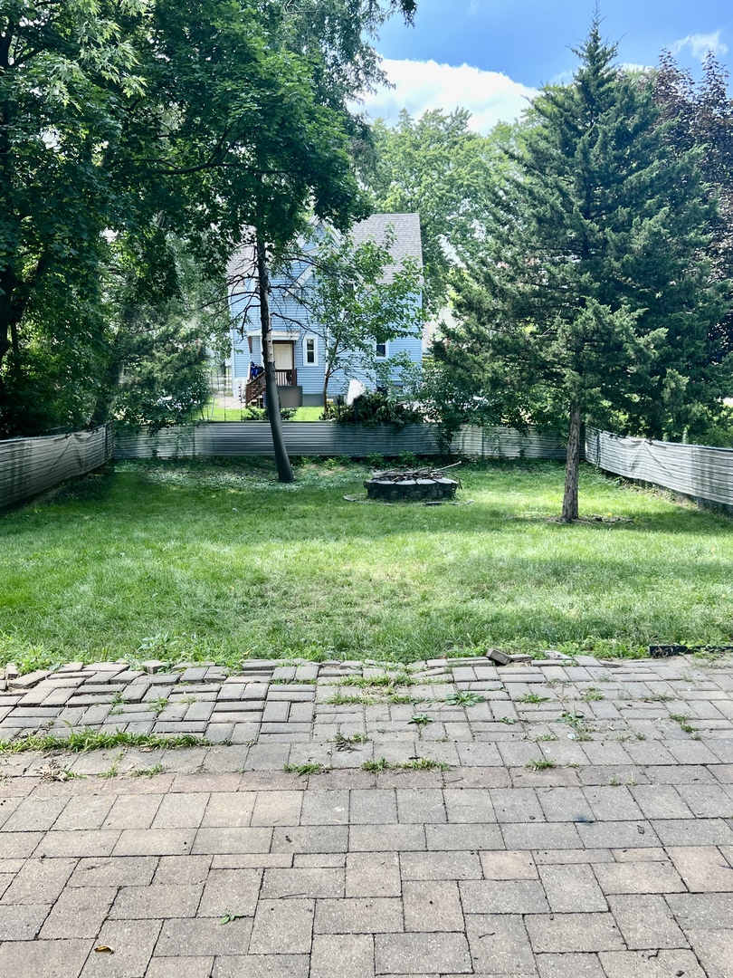 564 Mann Place Elgin, IL 60120 - Photo 26 of 28 a view of a backyard with large trees
