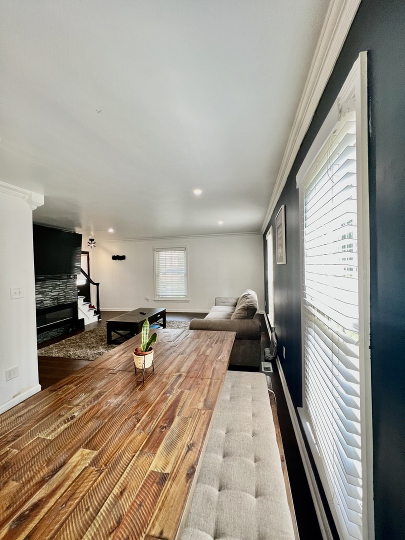 564 Mann Place Elgin, IL 60120 - Photo 8 of 28 a very nice looking room with a large window