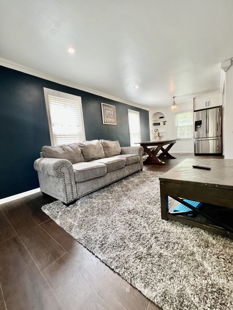 564 Mann Place Elgin, IL 60120 - Photo 10 of 28 a living room with furniture flat screen tv and window