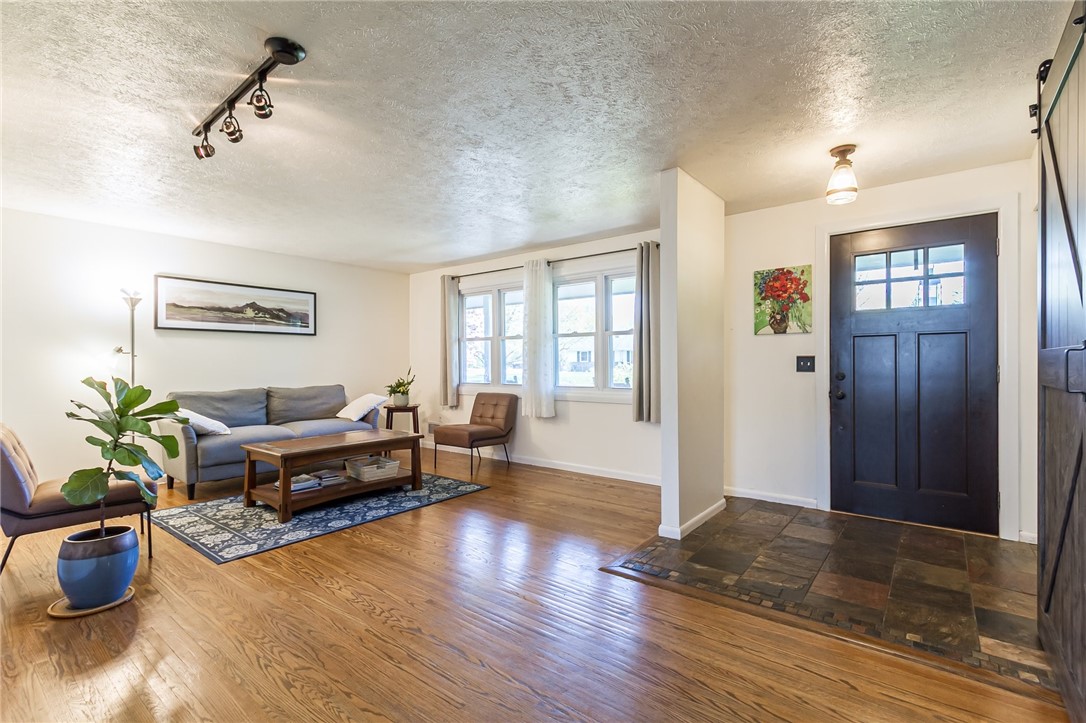 21 Saxony Road Pittsford, NY 14534 - Photo 5 of 39