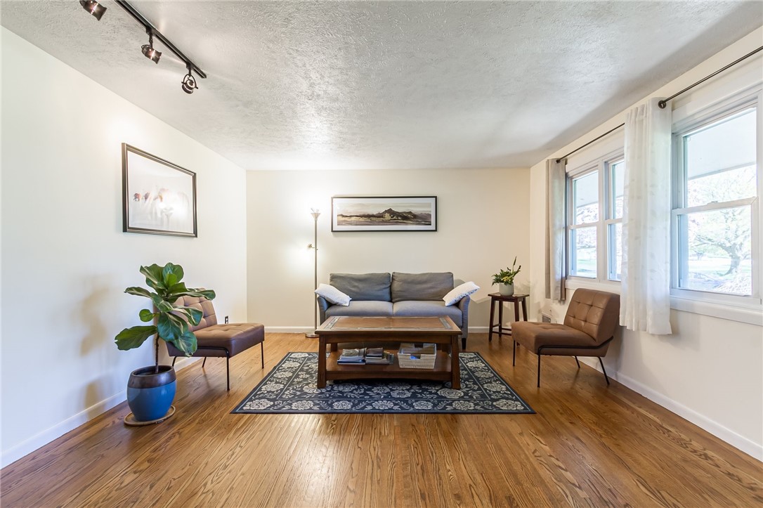 21 Saxony Road Pittsford, NY 14534 - Photo 7 of 39