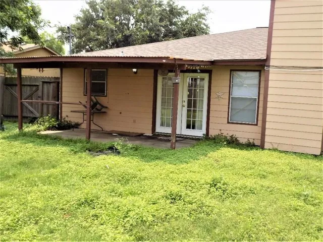a view of house with backyard and porch