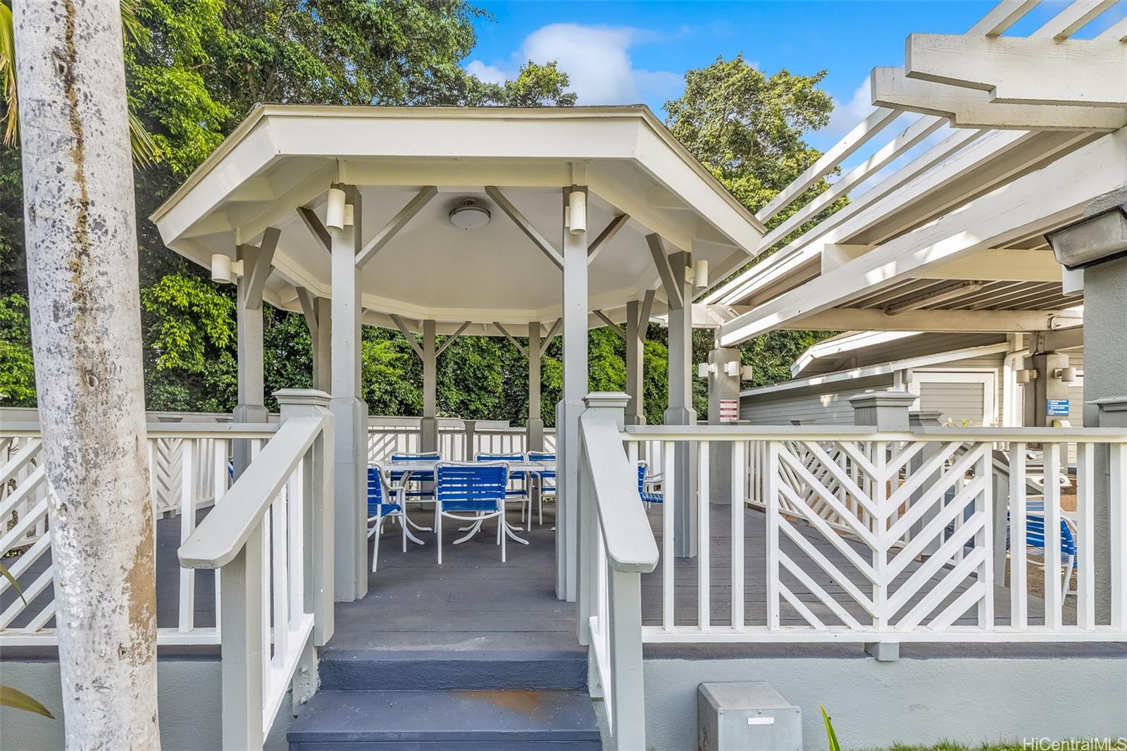 509 Mananai Place, Unit 33T Honolulu, HI 96818 - Photo 19 of 22 a view of an chairs and table in the balcony