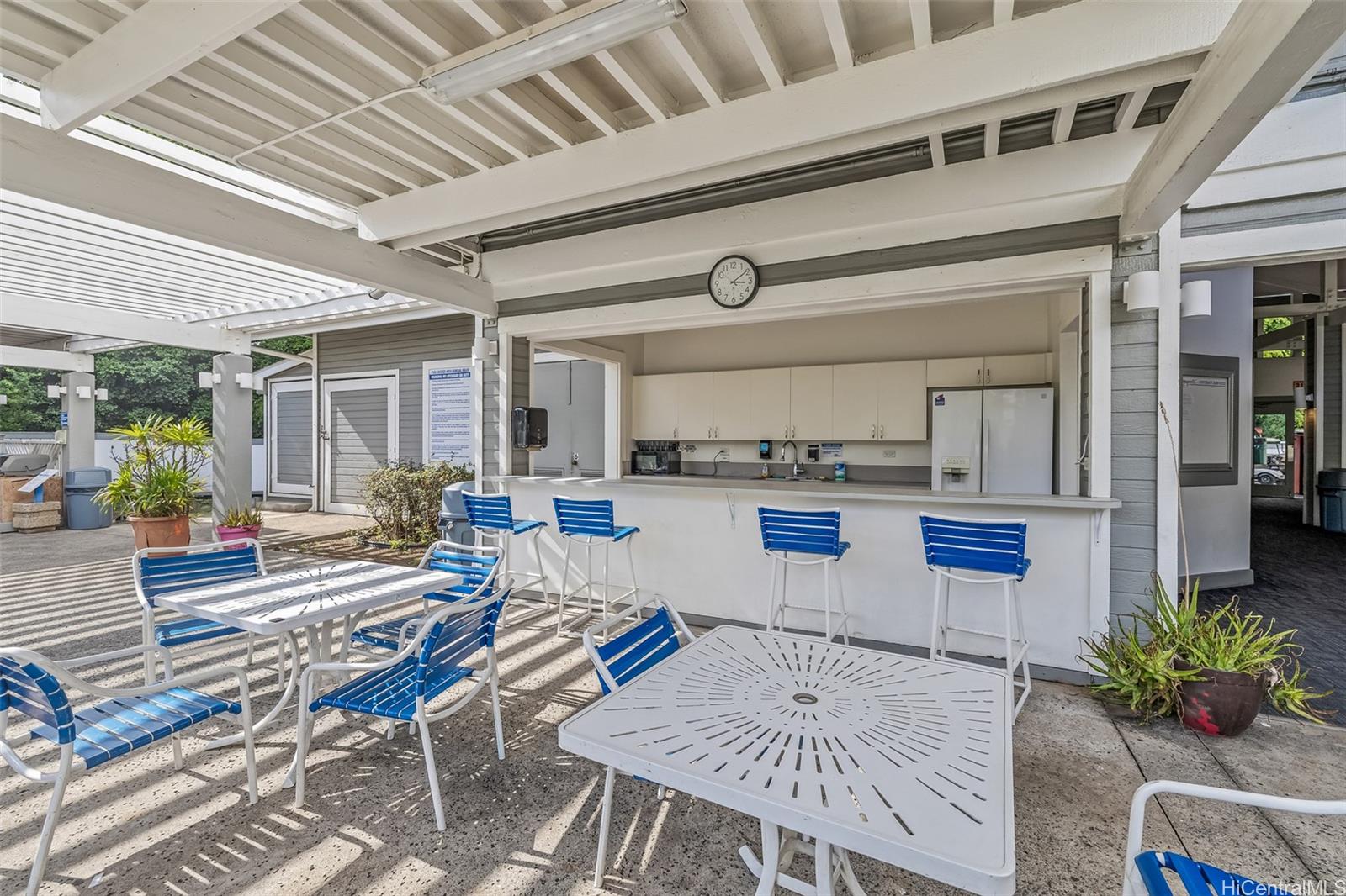 509 Mananai Place, Unit 33T Honolulu, HI 96818 - Photo 21 of 22 a living room with furniture and kitchen view