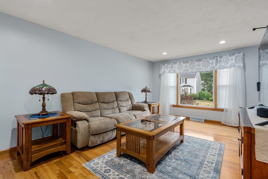 27 Country Side Road, Unit 27 Bellingham, MA 02019 - Photo 3 of 27 Gallery Image 3