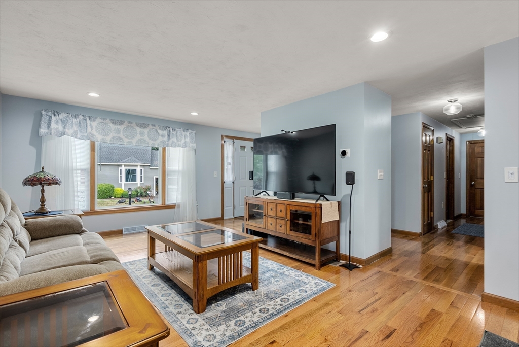 27 Country Side Road, Unit 27 Bellingham, MA 02019 - Photo 4 of 27 Gallery Image 4