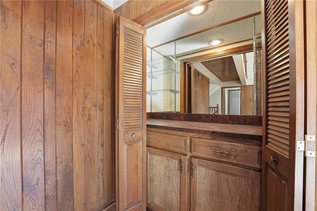 8505 Rosehill Road Lenexa, KS 66215 - Photo 19 of 49