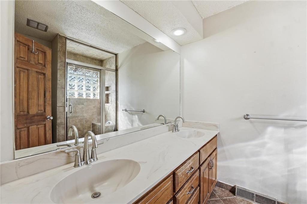 8505 Rosehill Road Lenexa, KS 66215 - Photo 31 of 49