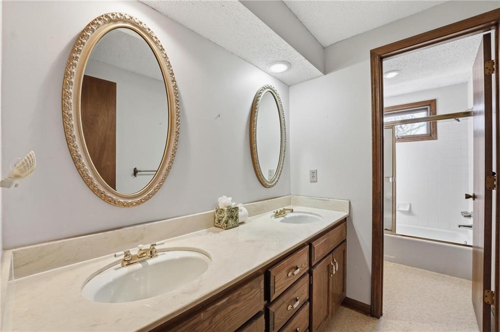 8505 Rosehill Road Lenexa, KS 66215 - Photo 34 of 49