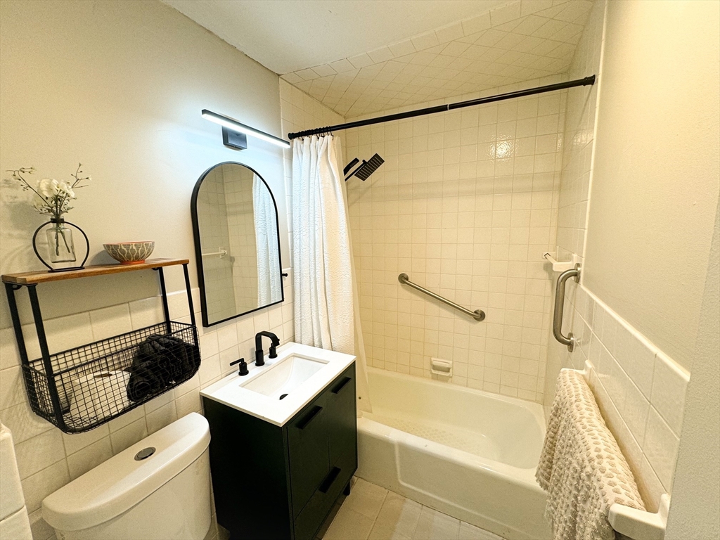 101 Spiers Road Newton, MA 02459 - Photo 28 of 35 a bathroom with a sink mirror toilet and bathtub