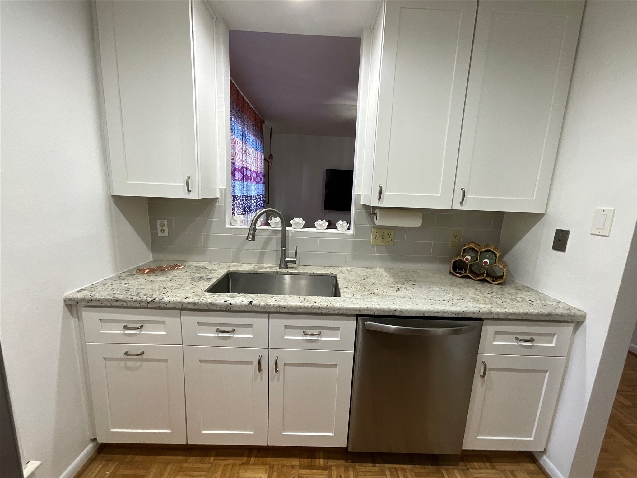 2100 Commonwealth Street, Unit L Houston, TX 77006 - Photo 11 of 30 a kitchen with granite countertop a sink and cabinets