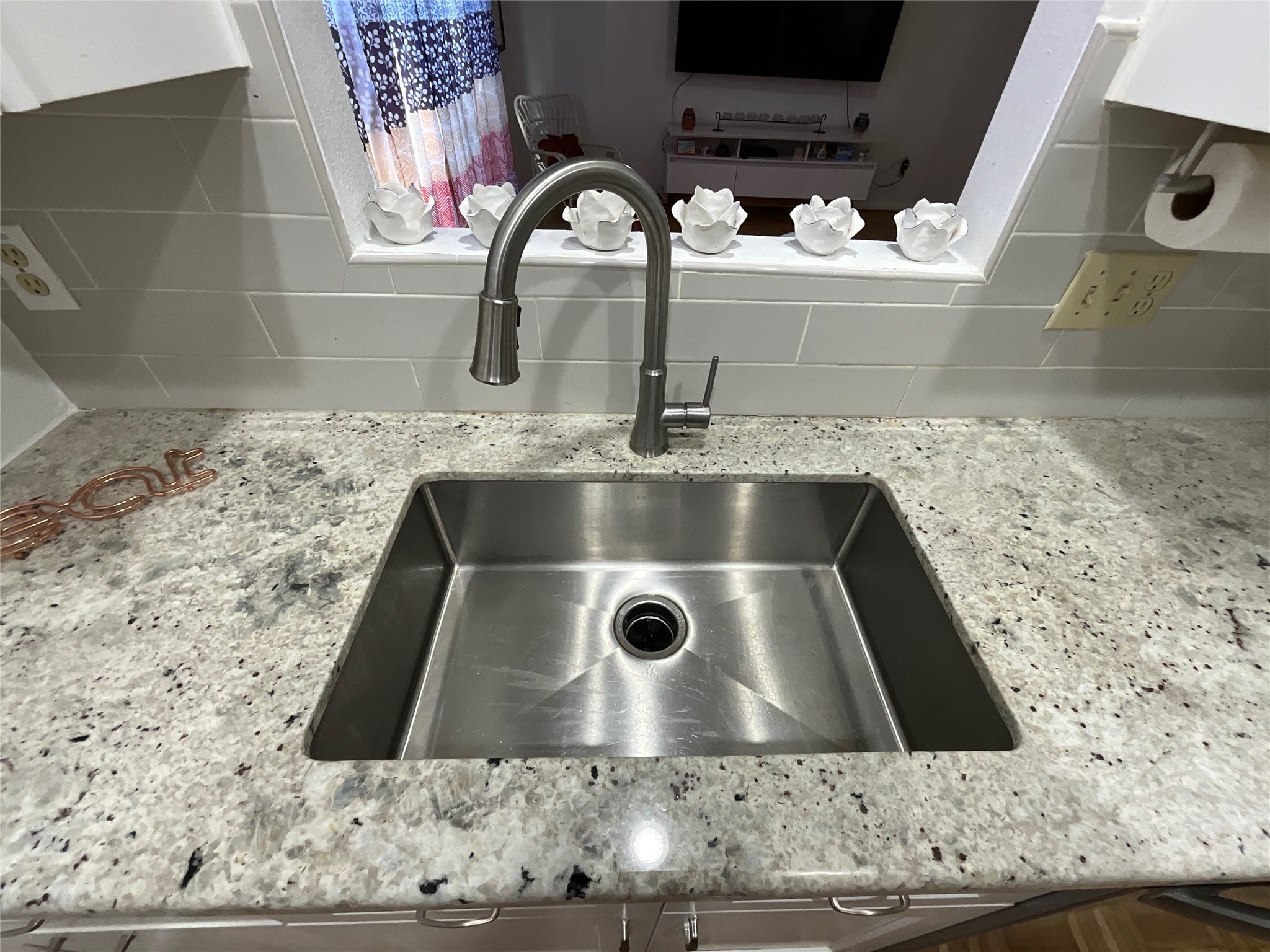 2100 Commonwealth Street, Unit L Houston, TX 77006 - Photo 12 of 30 a view of kitchen counter top