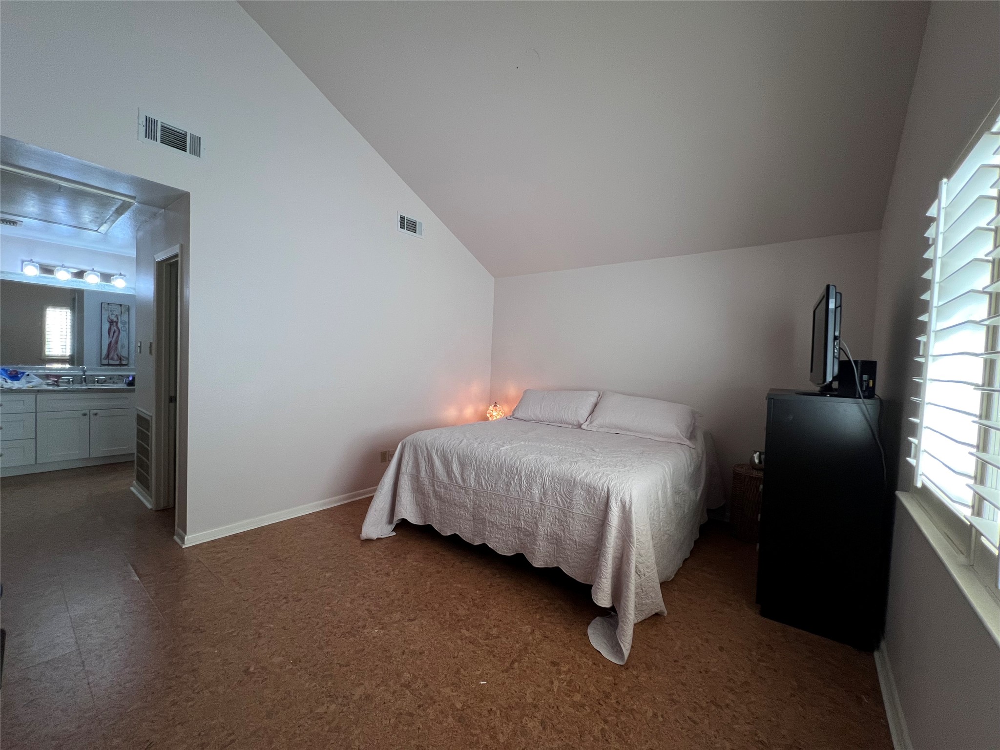 2100 Commonwealth Street, Unit L Houston, TX 77006 - Photo 16 of 30 a bedroom with a bed and a view of kitchen