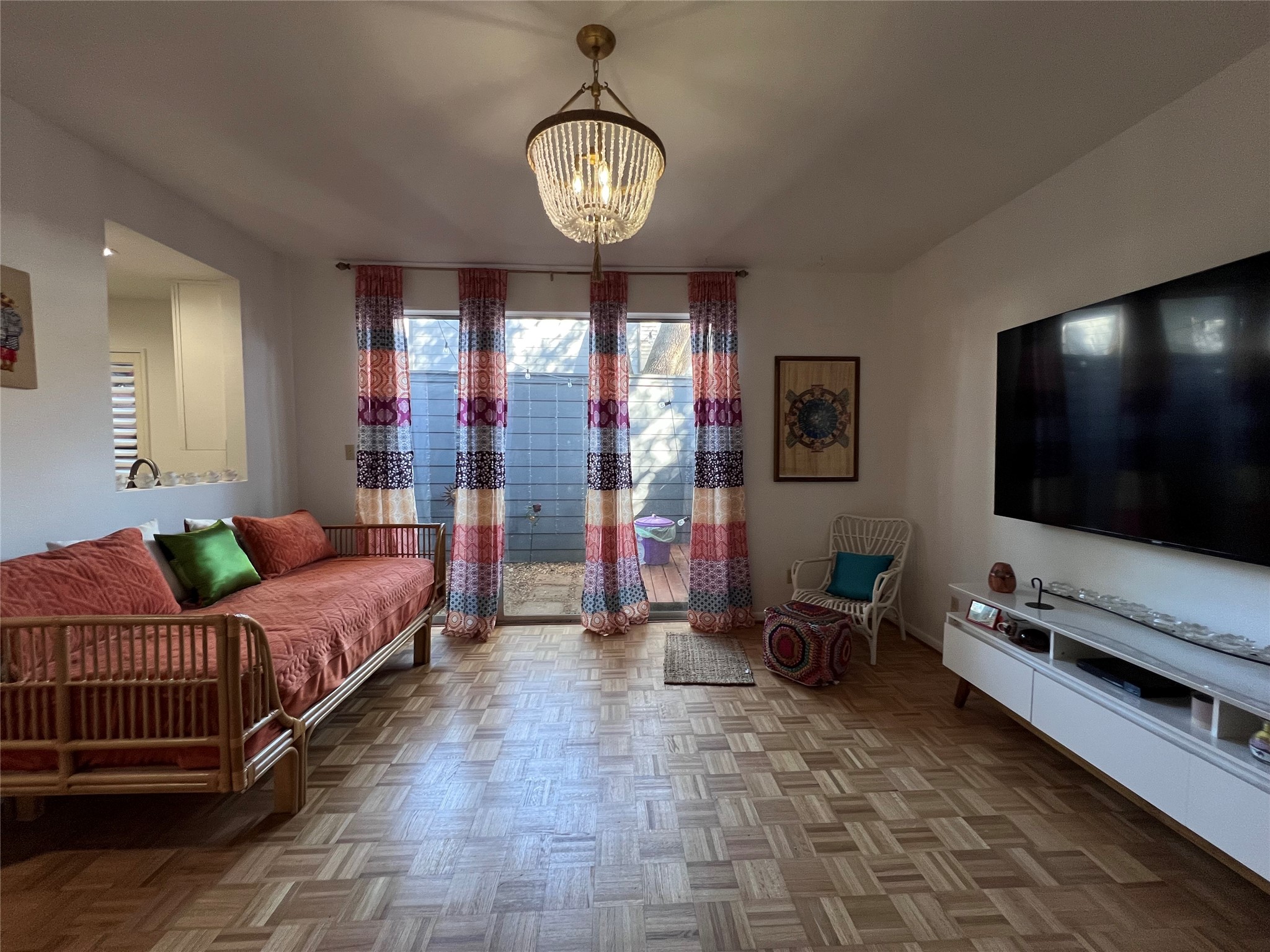 2100 Commonwealth Street, Unit L Houston, TX 77006 - Photo 2 of 30 a living room with furniture and a flat screen tv