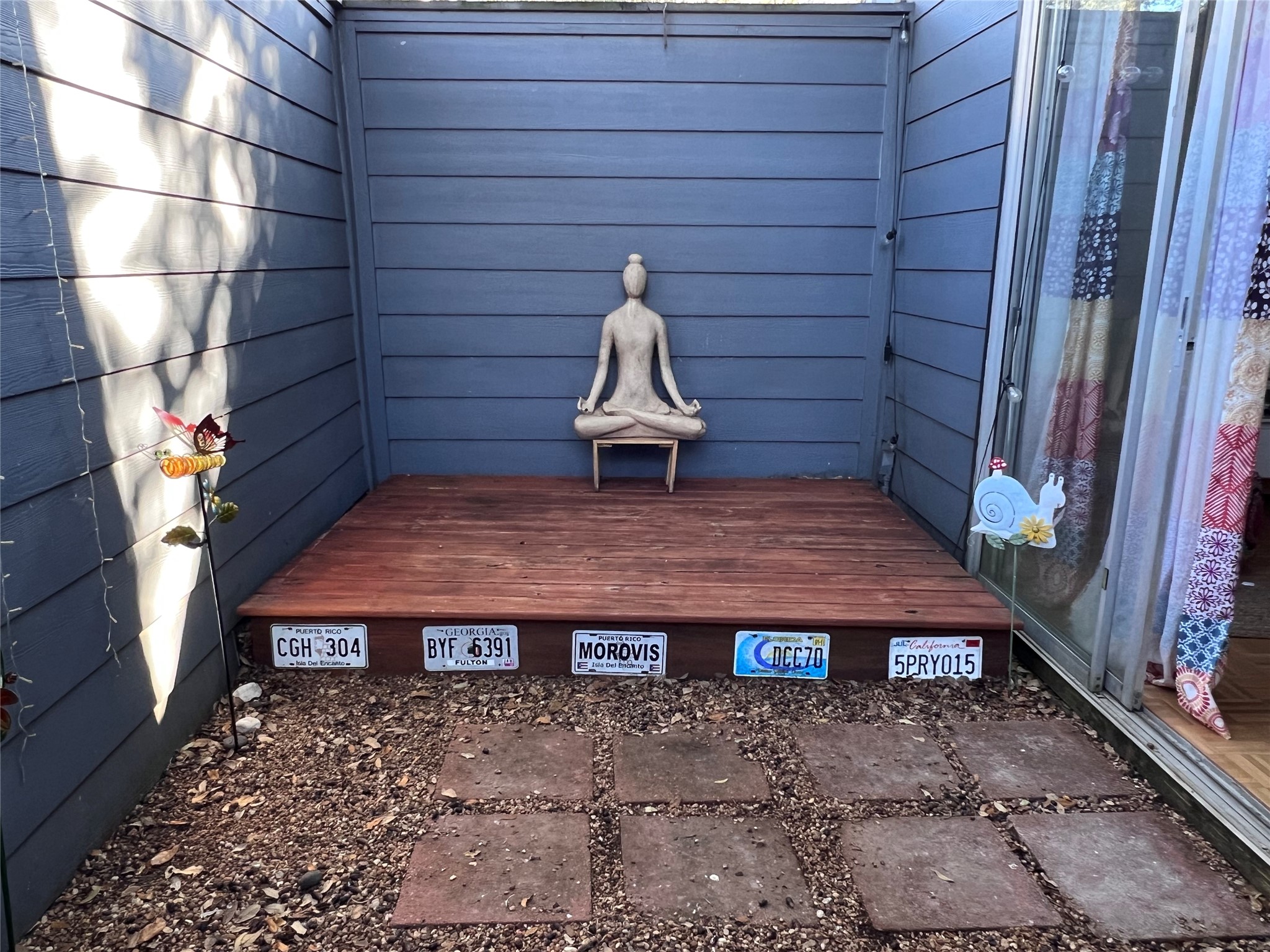 2100 Commonwealth Street, Unit L Houston, TX 77006 - Photo 28 of 30 a bathroom with a sink and a mirror