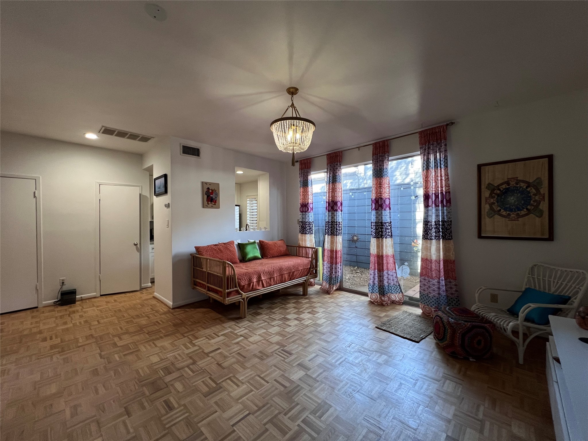 2100 Commonwealth Street, Unit L Houston, TX 77006 - Photo 3 of 30 a spacious bedroom with a bed a chandelier and a window