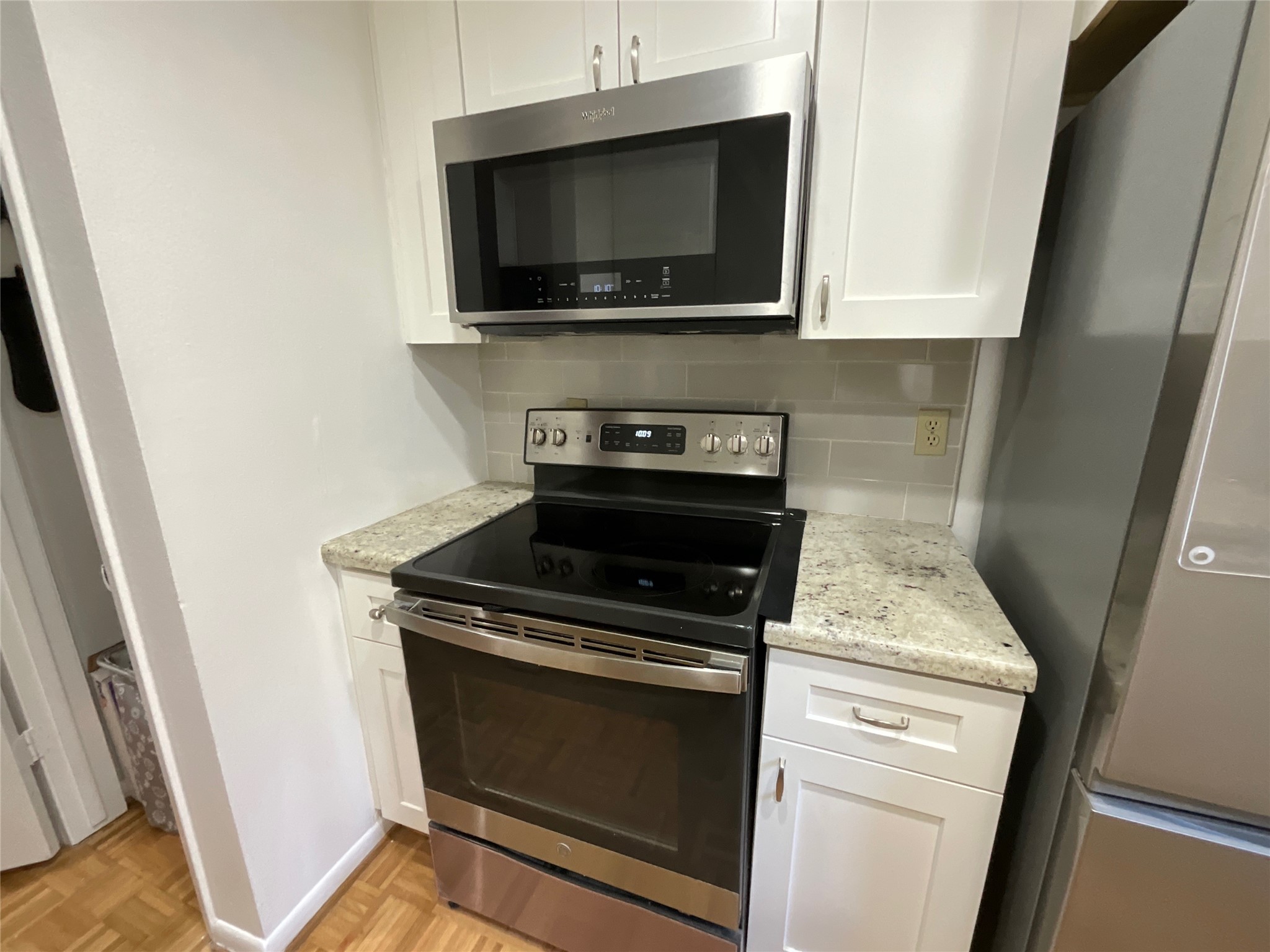 2100 Commonwealth Street, Unit L Houston, TX 77006 - Photo 8 of 30 a stove top oven sitting inside of a kitchen