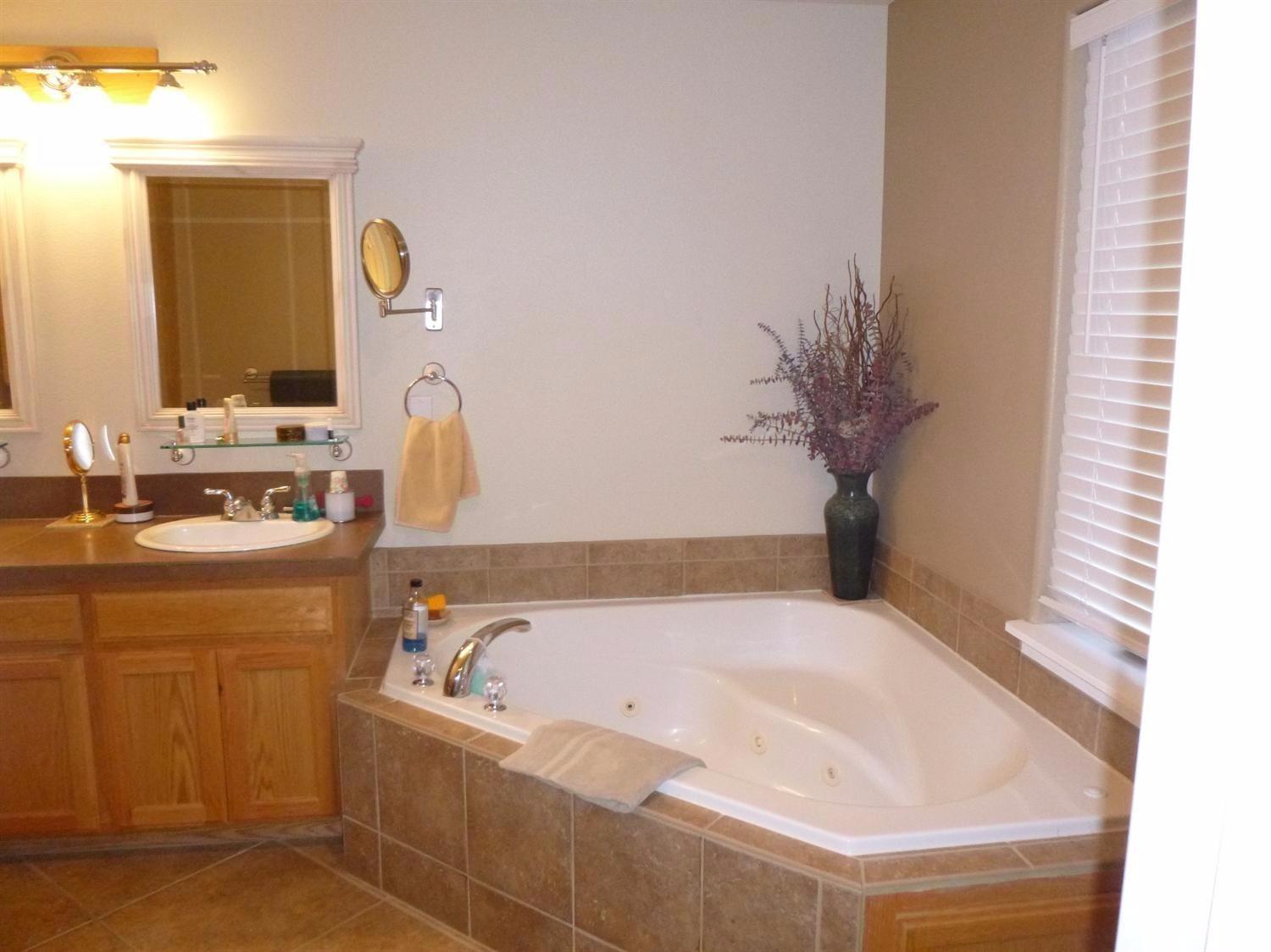 2346 Northeast Yellowpine Road Prineville, OR 97754 - Photo 11 of 24 Jetted Tub in the Master Bath.